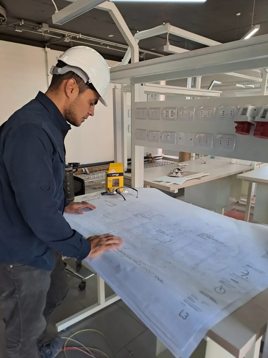 Técnico certificado de Horma Electricidad revisando un plano eléctrico