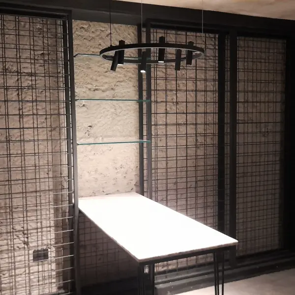 Sótano antes de la instalación eléctrica para cava de vinos en Vitacura