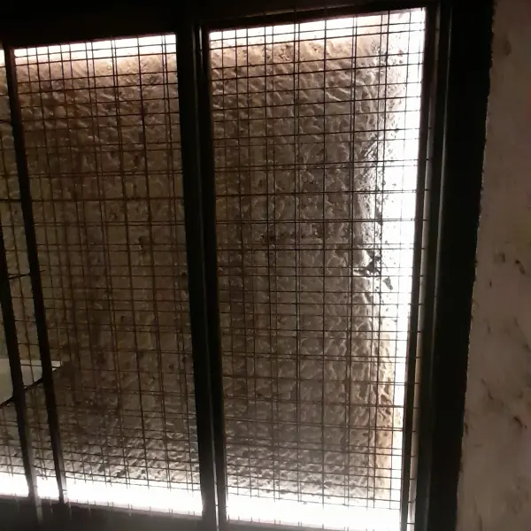 Cava de vinos terminada con iluminación de diseño en Vitacura