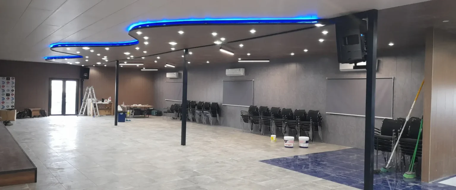 Instalación eléctrica e iluminación LED en salón de eventos de Conecta Spa, La Cisterna