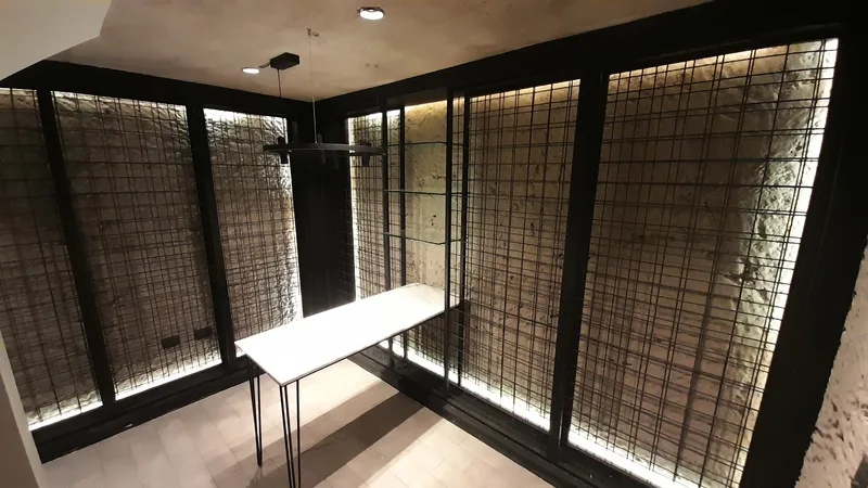 Vista amplia de la cava de vinos terminada en Las Condes, con la malla retroiluminada en los 3 muros