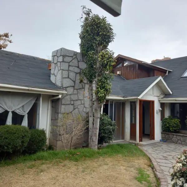 Fachada antigua de la vivienda en Lo Barnechea antes de la remodelación