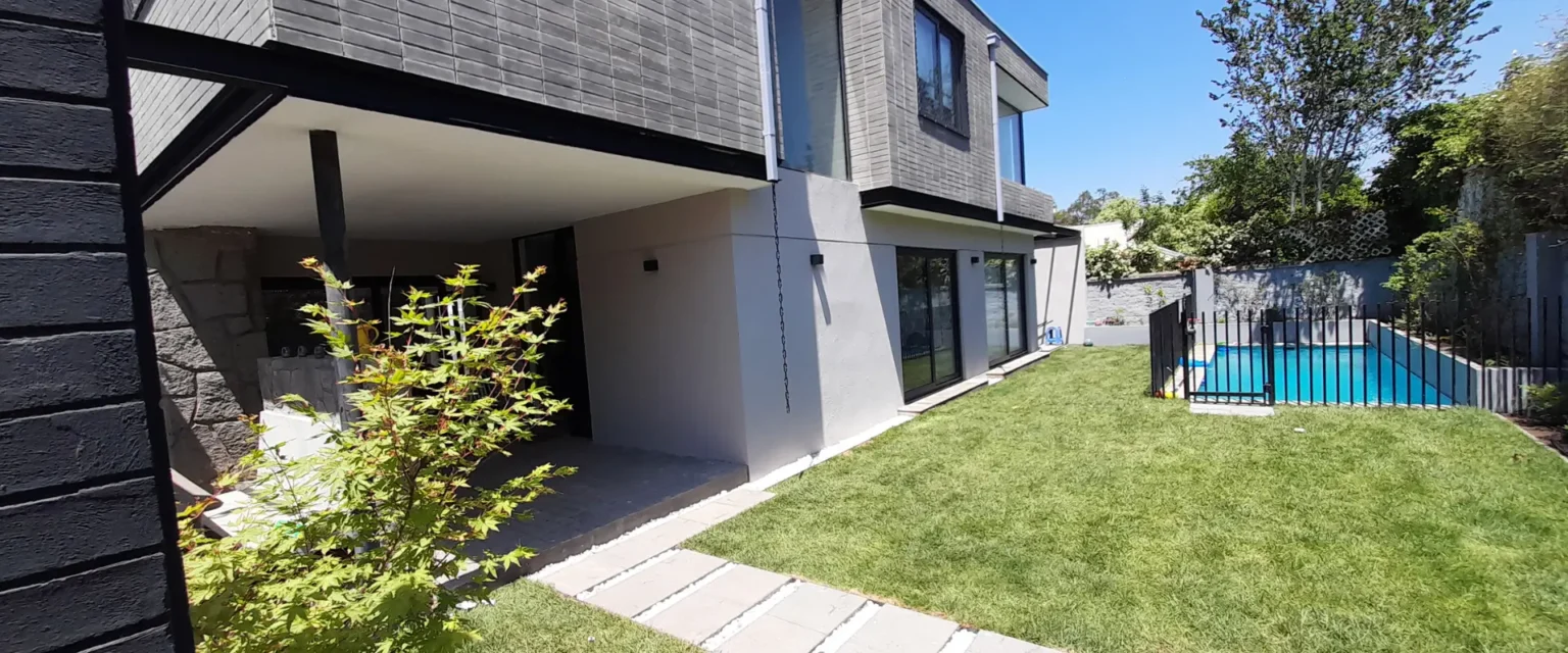 Fachada moderna de la vivienda en Lo Barnechea después de la remodelación eléctrica
