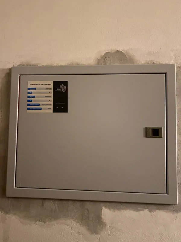 Tablero eléctrico nuevo terminado en Providencia, embutido en gabinete con puerta propia