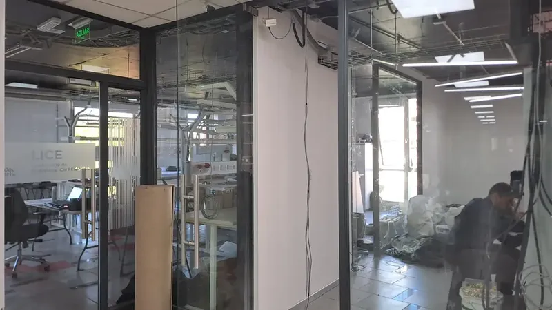 Vista general de la obra con tabiquería metálica y vidrios ya instalados