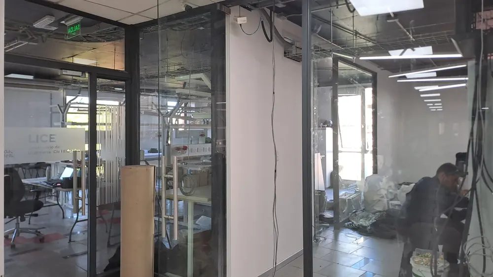 Vista general de la obra con tabiquería metálica y vidrios ya instalados