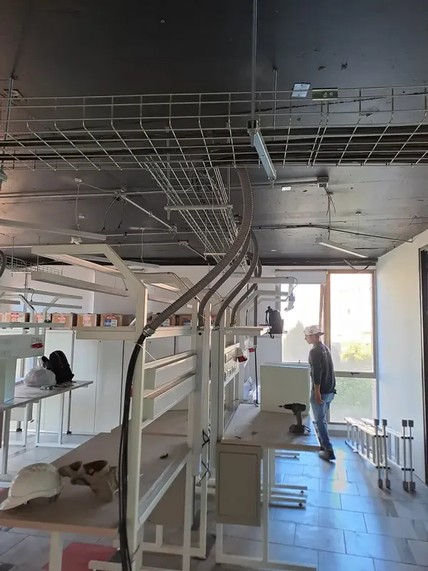 Escalerillas porta-cables montadas sobre las futuras mesas de trabajo