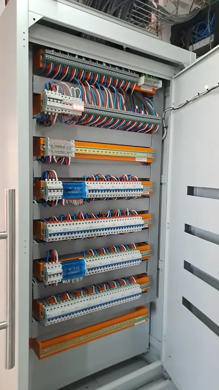 Tablero eléctrico industrial terminado, con todas las protecciones instaladas