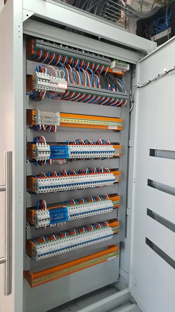 Tablero eléctrico industrial terminado, con todas las protecciones instaladas