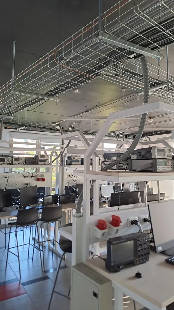 Mesas de trabajo entregadas, con los equipos del laboratorio ya conectados