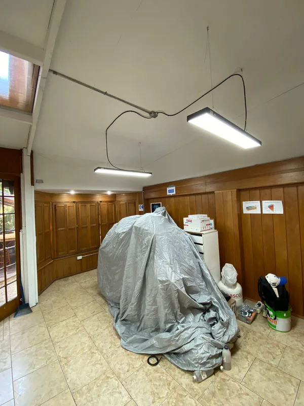 Lámparas de trabajo LED instaladas en un taller en La Reina