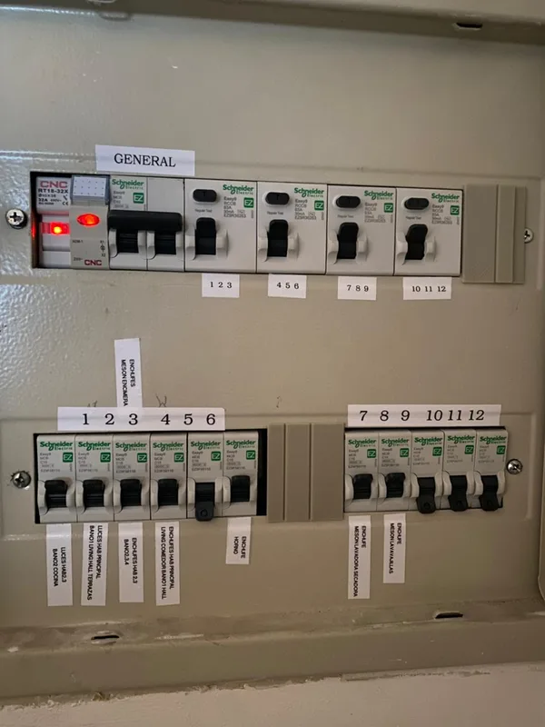 Tablero eléctrico reemplazado, con cada circuito etiquetado, Las Condes