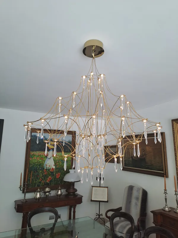 Candelabro colgante de cristal instalado en un living de Lo Barnechea