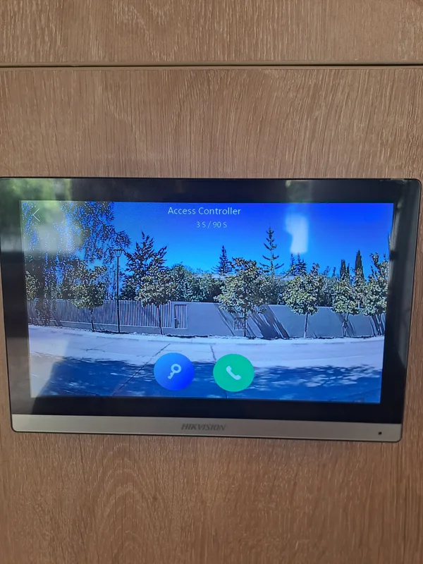 Videoportero instalado en la entrada de una casa en Lo Barnechea