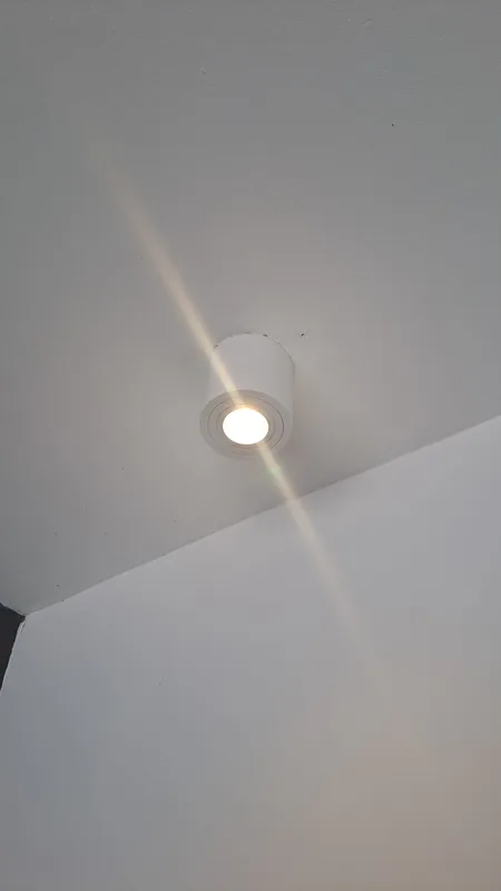Lámpara de techo reparada y funcionando en una casa de Lo Barnechea