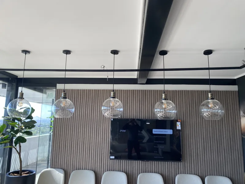 Cocina con iluminación de riel y bajo mueble instalada en un departamento de Ñuñoa