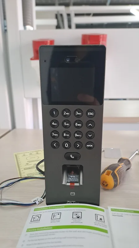 Citófono con control de acceso instalado en un edificio de Providencia