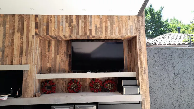 Soporte de TV instalado en un quincho techado, Vitacura